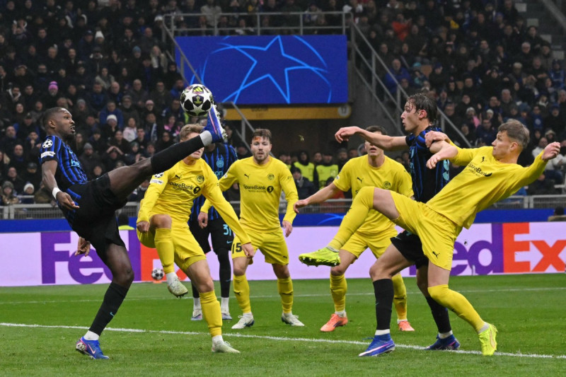 El delantero francés #09 del Inter de Milán, Marcus Thuram (izq.), y el defensa noruego #04 del Bodo/Glimt, Odin Bjortuft (der.), luchan por el balón durante el partido de vuelta de la eliminatoria de la UEFA Champions League entre el Inter de Milán y el Bodo/Glimt