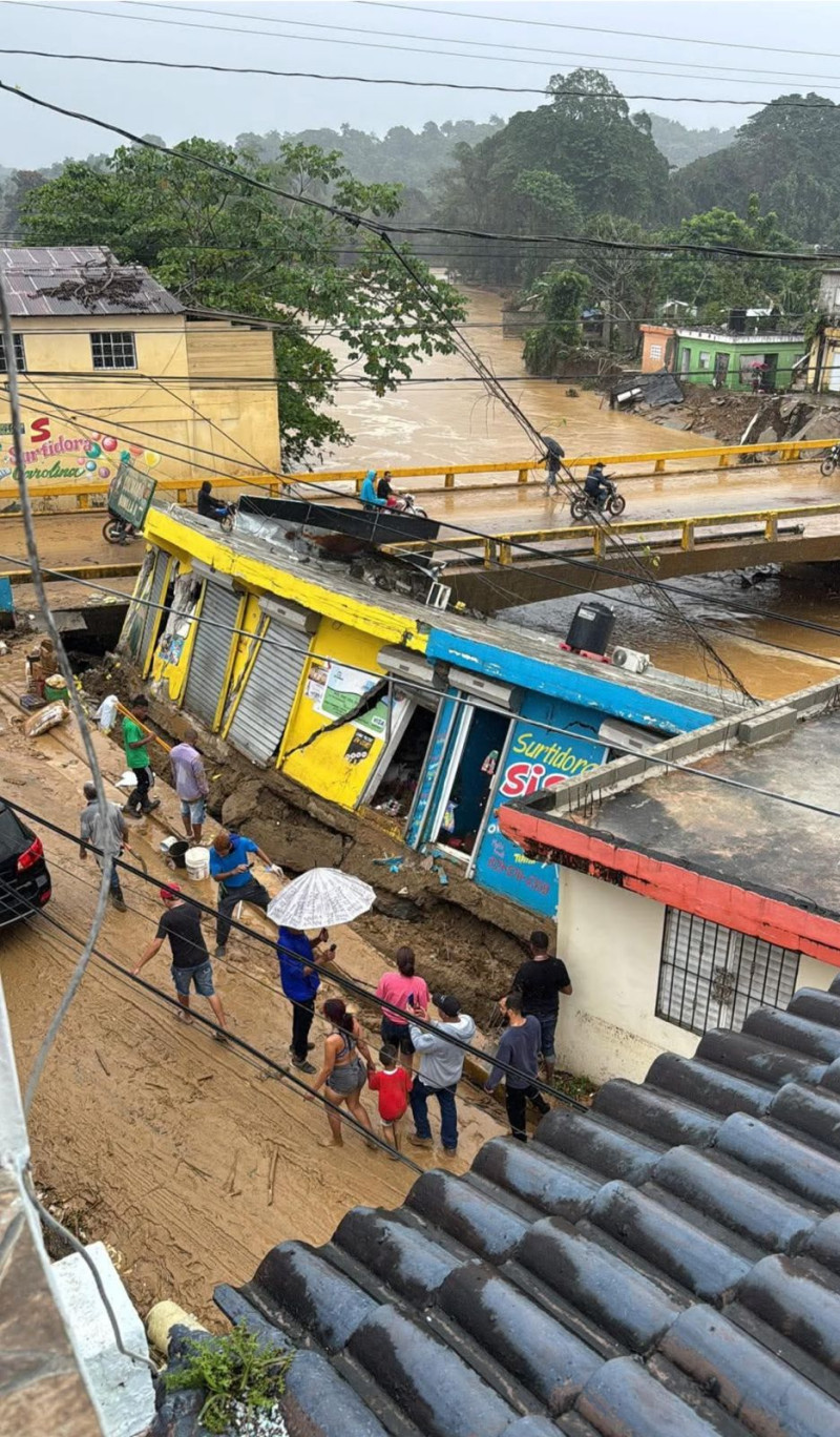 Inundaciones y colapsos se registran en Gaspar Hernándes por las lluvias.