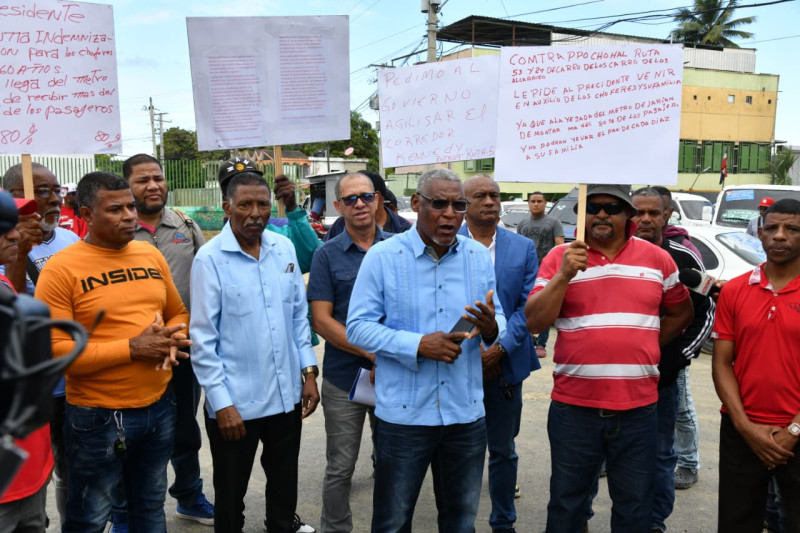 Alberto Gómez, representante de la ruta en la protesta de choferes de los Alcarrizos.