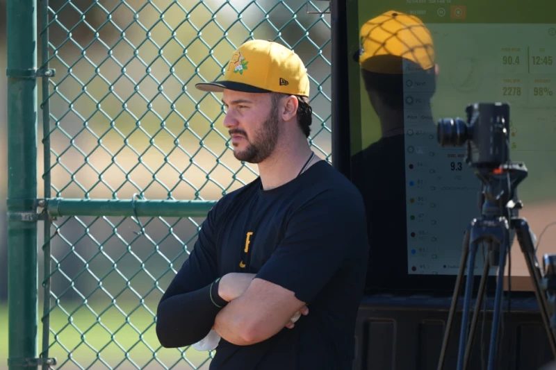 Paul Skenes, de los Piratas, observa una práctica de pretemporada, el 14 de febrero de 2026, en Bradenton, Florida.