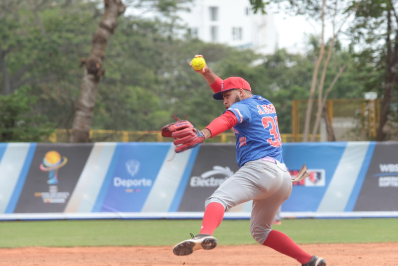 Jonni Suriel maniató los bates de Argentina en la victoria dominicana durante el XIII Campeonato Panamericano de Softbol Masculino.