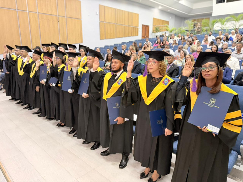 Los graduandos cuando hacen el juramento en acto solemne.