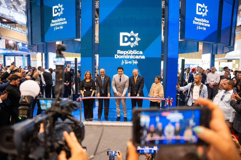 El ministro de Turismo, David Collado, encabeza la inauguración del Stand de República Dominicana en la Feria Anato de Colombia.