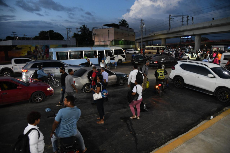 Rutas de carros conchos, guaguas públicas y motoconcho abarrotaron la estación ubicada en la entrada de Los Alcarrizos.
