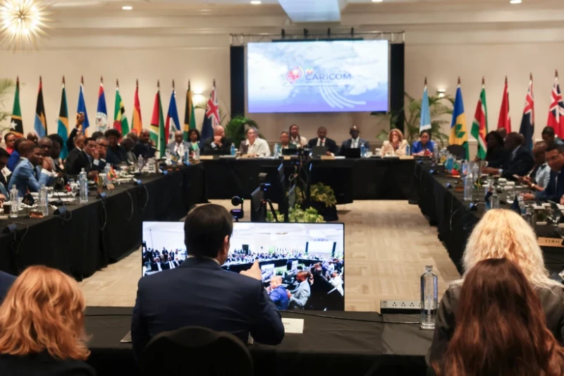 El secretario de Estado estadounidense, Marco Rubio, de espaldas, en primer plano, asiste a la sesión plenaria de la Comunidad del Caribe (CARICOM) ayer miércoles en Brsseterre, San Cristóbal y Nieves.