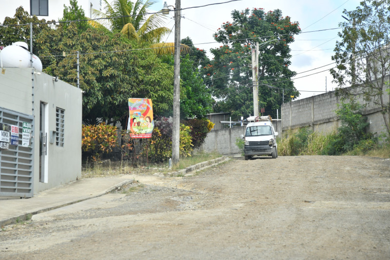 Villanaco, calles sin asfaltar y casas en venta y alquiler por esta situación.
