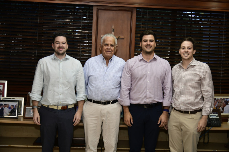 Rafael (Tato) Bisonó junto a sus nietos, los ingenieros Manuel Emilio Bisonó Pacheco, Brandon  Paniagua Bisonó y Rafael Emilio Bisonó Pacheco