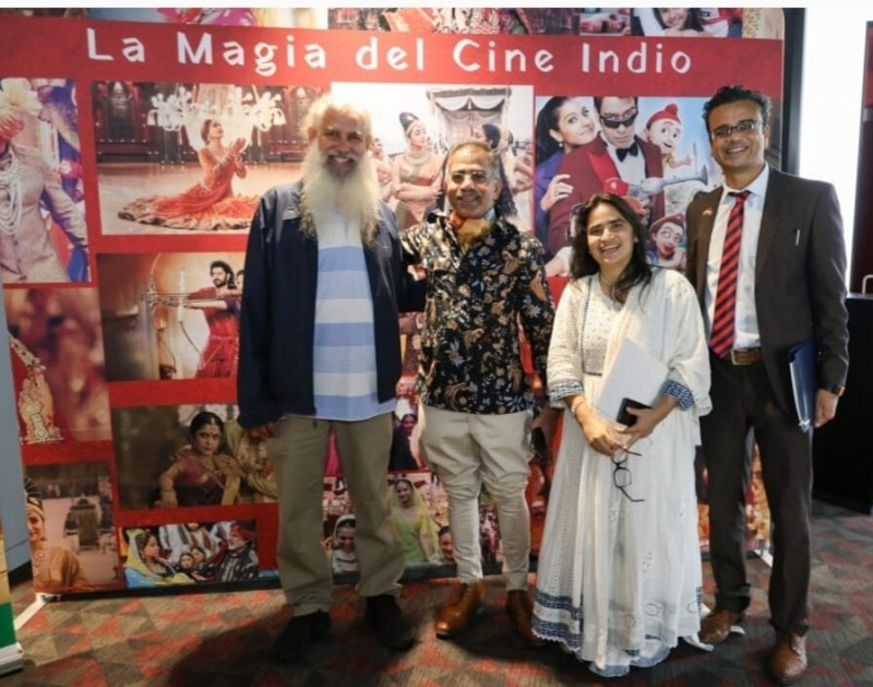 El Embajador de la India, Kishan Dan Dewal, posa frente a la valla promocional del Festival de cine de la India, junto a embajadores y personalidades que asistieron al evento.