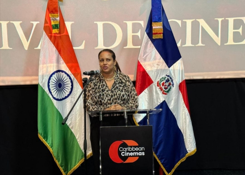 Zumaya Cordero, representante de Caribbean Cinemas, mientras participaba en la apertura del Festival de Cine de la India 2026.