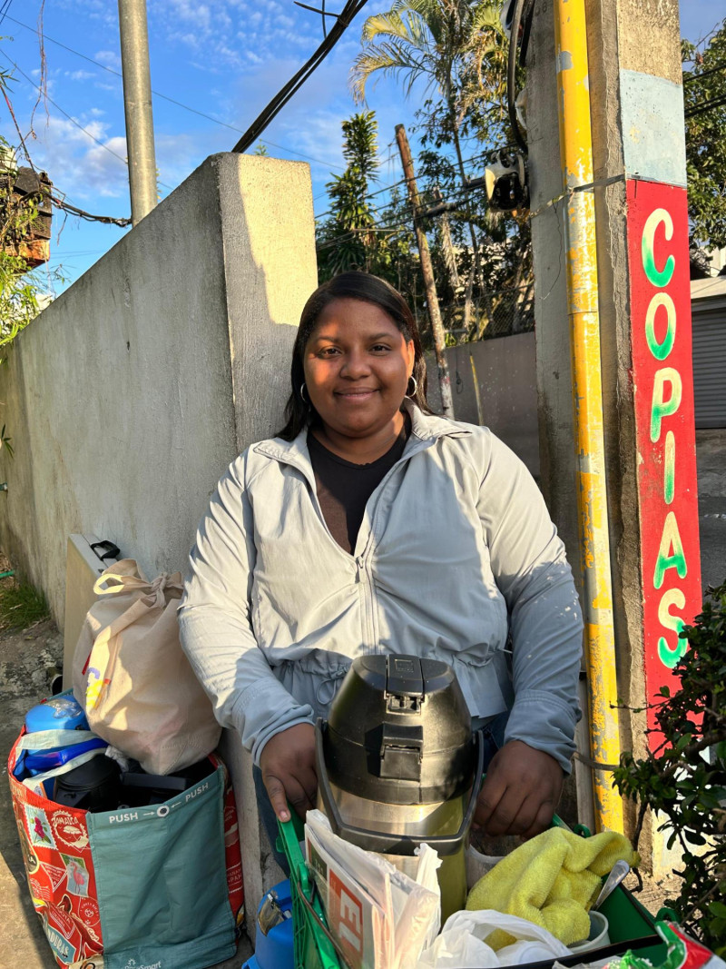 Desde la madrugada, esta joven de 32 años, se dedica a atender su puesto de venta de estas bebidas calientitas