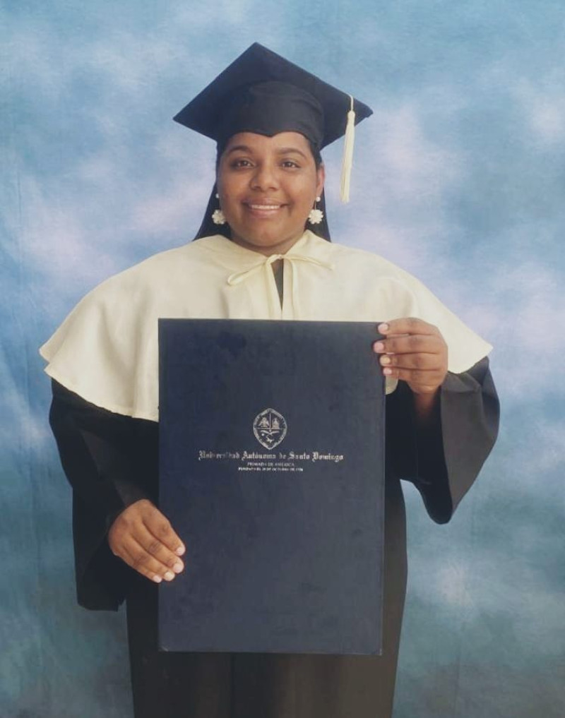 Soranyi Leonardo Lora se graduó Cum Laude de la licenciatura en Educación