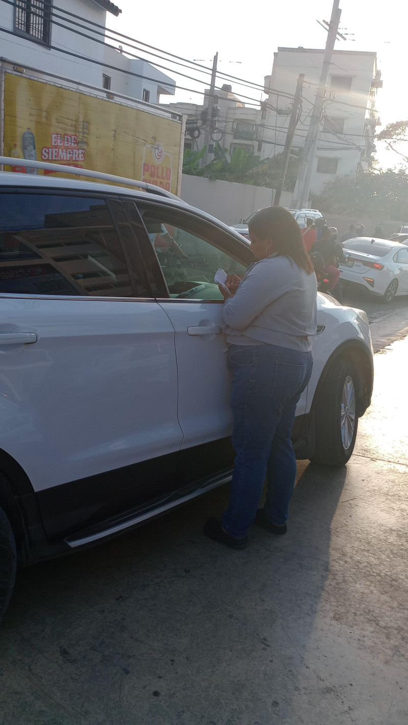 Soranyi atendiendo a un cliente