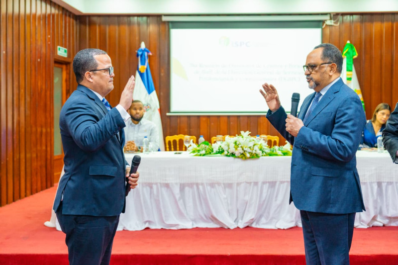Antoliano Peralta juramento como Rector del Instituto Superior de Estudios Penitenciarios y Correccionales  (ISEEPENC) del Ministerio de Justicia, al destacado maestro Jaime Francisco Rodríguez.