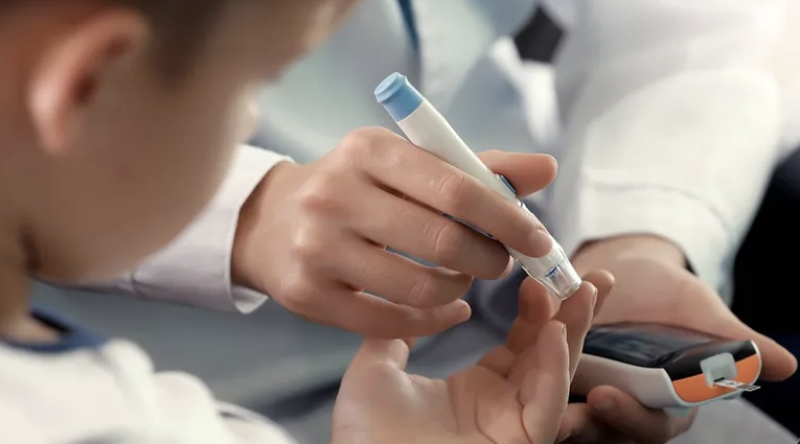 El especialista recomienda un amplio programa de orientación a la población sobre alimentación.