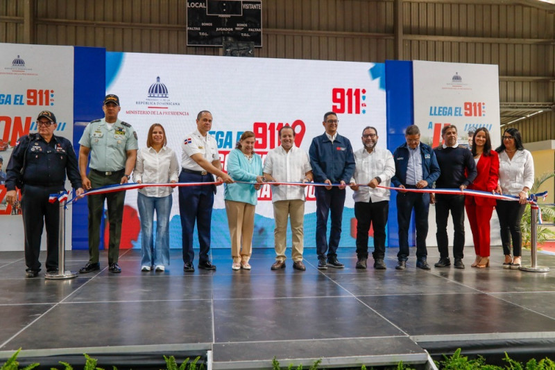 Corte de la cinta para dejar inaugurado el servicio.