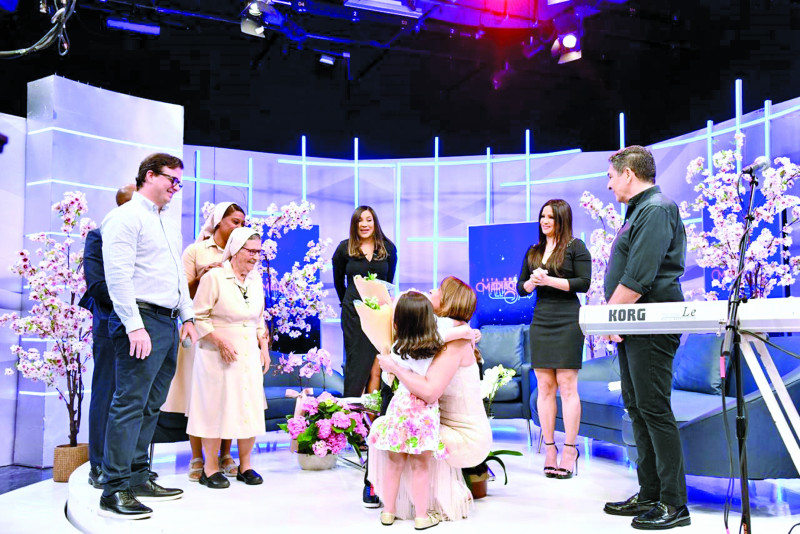 Mariasela Álvarez la noche del jueves 26 de febrero 2026 recibe muestras de cariño durante la emisión de su último programa "Esta Noche Mariasela", en Color Visión.