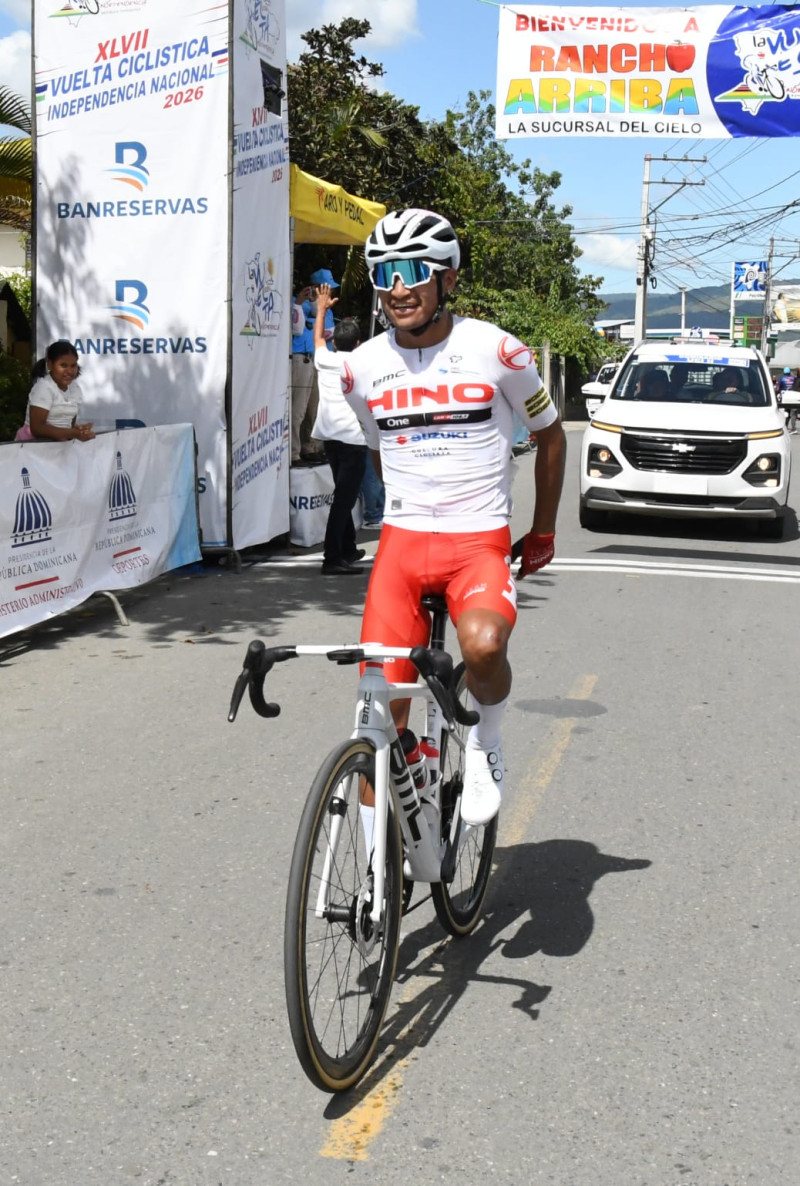 Yasid Pira al momento de llegar a la meta para ganar la prueba de montaña.