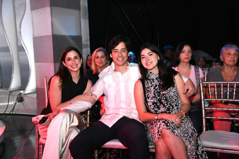 Los hijos de Mariasela Älvarez (Chantal, Rebeca y Emmanuel) estuvieron presentes en el estudio de Color Visión para acompañar a su madre en la despedida del programa "Esta Noche Mariasela".
