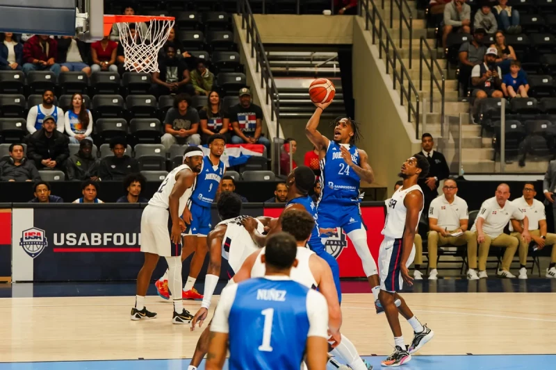 Jassel Pérez se eleva en busca de un canasto en acción del partido de la ventana de la FIBA entre República Dominicana y Estados Unidos, el 26 de febrero de 2026.