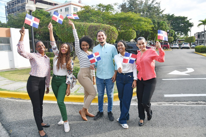 El dominicano no usa el lenguaje solo para nombrar la realidad. Lo usa para soportarla.