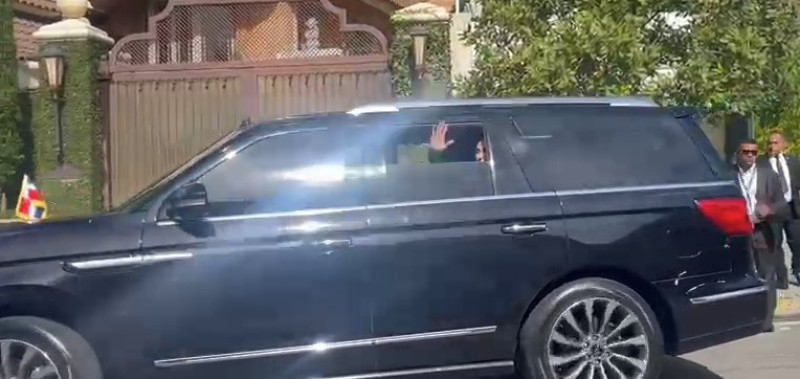 El presidente Luis Abinader saluda a ciudadanos mientras sale de su hogar para dirigirse al Congreso Nacional