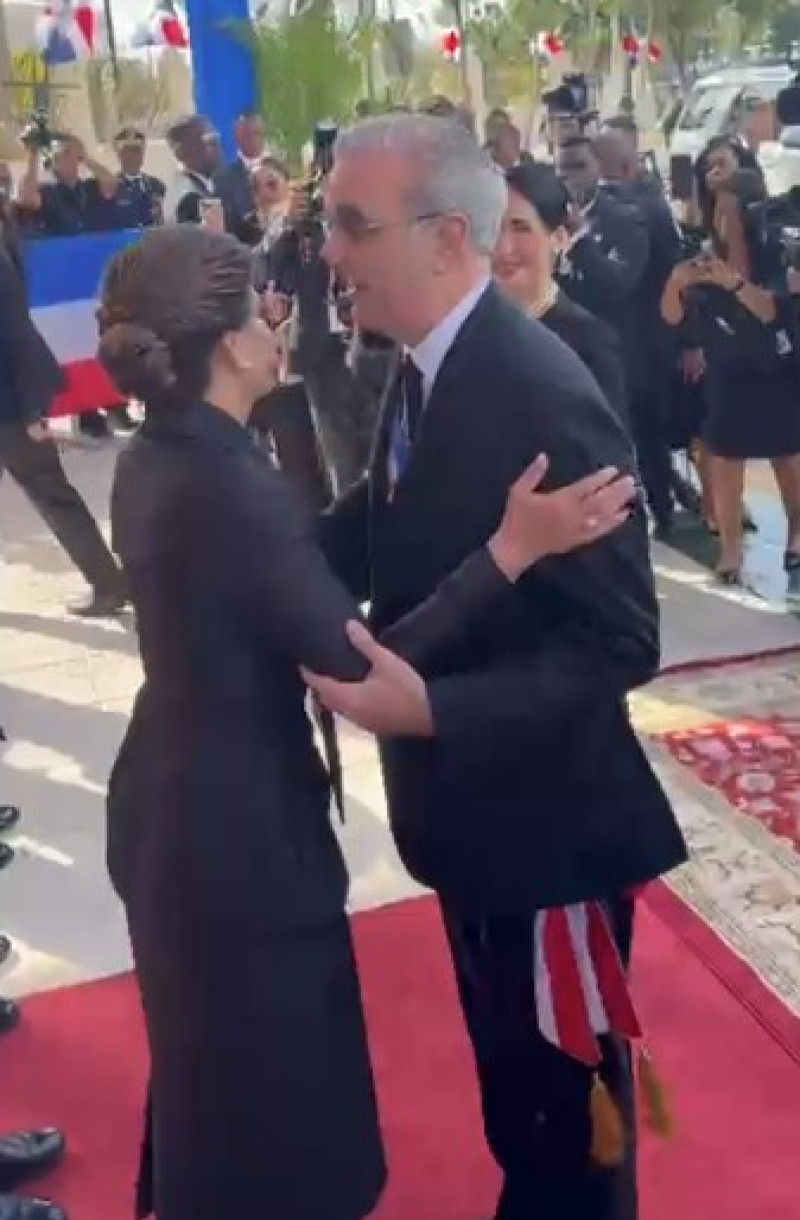 El presidente Luis Abinader saluda a la vicepresidenta Raquel Peña a su llegada al Congreso Nacional