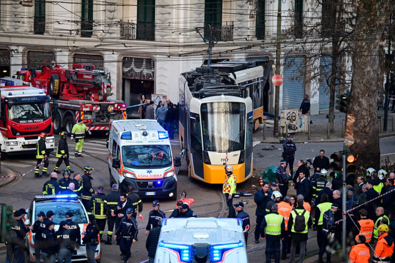 Policías y bomberos italianos operan en el lugar del descarrilamiento de un tranvía en Milán el 27 de febrero de 2026.