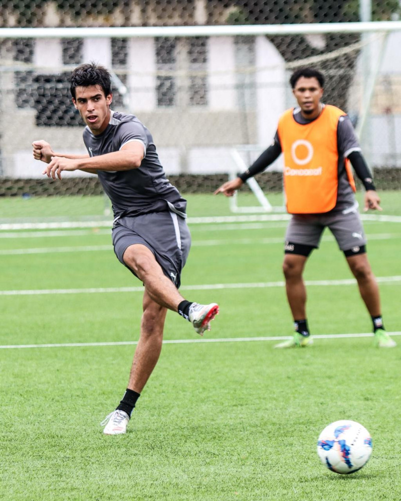 Javier Roces golpea el balón en los entrenamientos.