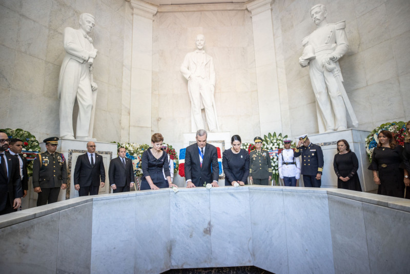 Concluido el Tedeum, el mandatario se traslada al otro extremo de la Ciudad Colonial, para depositar una ofrenda floral en el Altar de la Patria
