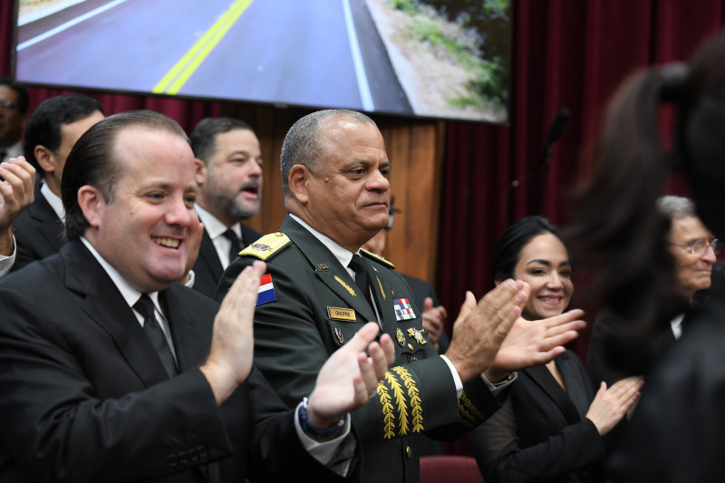 José Ignacio Paliza, teniente general Carlos Hernández Onofre y Faride Raful, aplauden durante uno de los momentos del discurso del presidente Abinader ante la Asamblea Nacional.