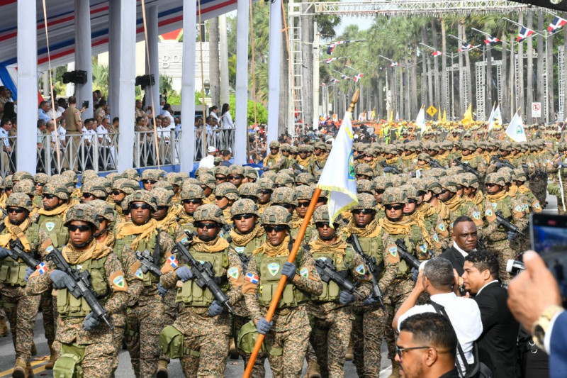 El desfile militar combinó solemnidad, historia y una contundente exhibición de la capacidad operativa militar de las fuerzas armadas.