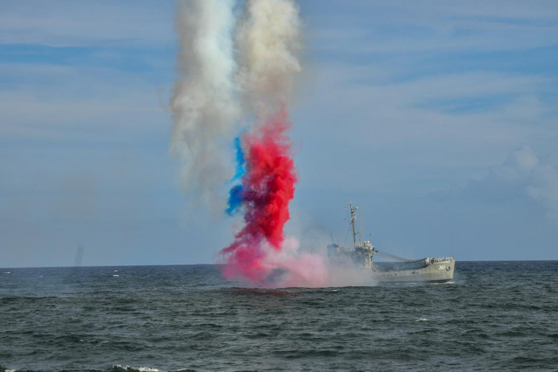 Una unidad de la Armada Dominicana realiza una exhibición en que hizo alusión a los colores de la Bandera Nacional.