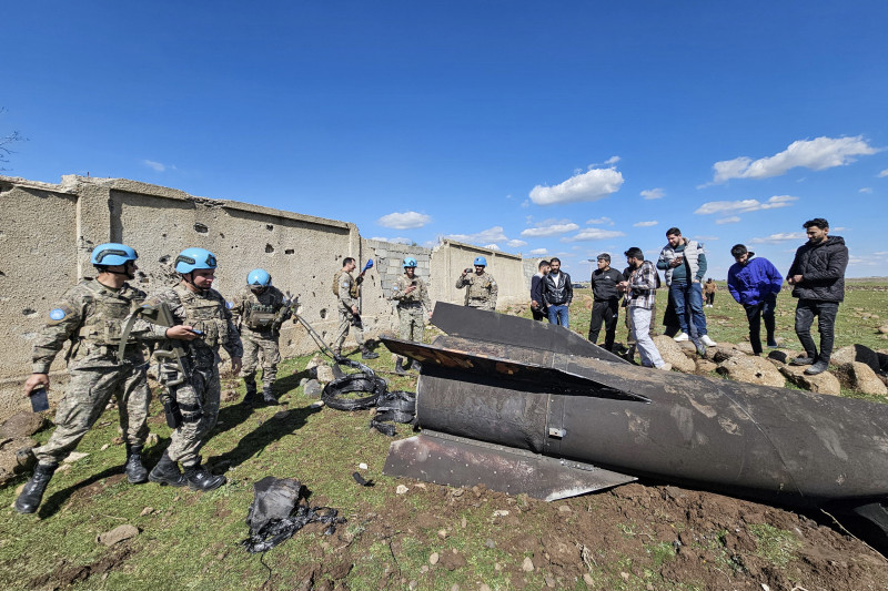 Personal de mantenimiento de la paz de las Naciones Unidas y civiles junto a los restos de un cohete iraní, presuntamente interceptado por fuerzas israelíes en la zona rural de Quneitra, al sur de Siria, cerca de los Altos del Golán y de la ciudad de Ghadir al-Bustan.
Estados Unidos e Israel lanzaron ataques contra Irán el 28 de febrero. La radiodifusora pública israelí informó que el líder supremo, el ayatolá Alí Jamenei, había sido el objetivo. La república islámica respondió con bombardeos de misiles contra los Estados del Golfo e Israel.