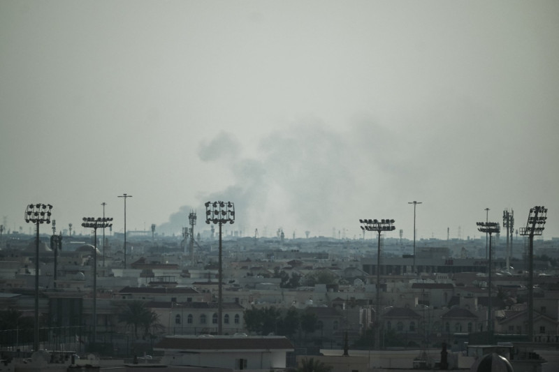 Humo se eleva desde una zona en dirección a la Base Aérea Al Udeid, sede de la Fuerza Aérea del Emir de Qatar y fuerzas extranjeras, incluyendo a Estados Unidos, en Doha el 28 de febrero de 2026, tras un presunto ataque iraní.