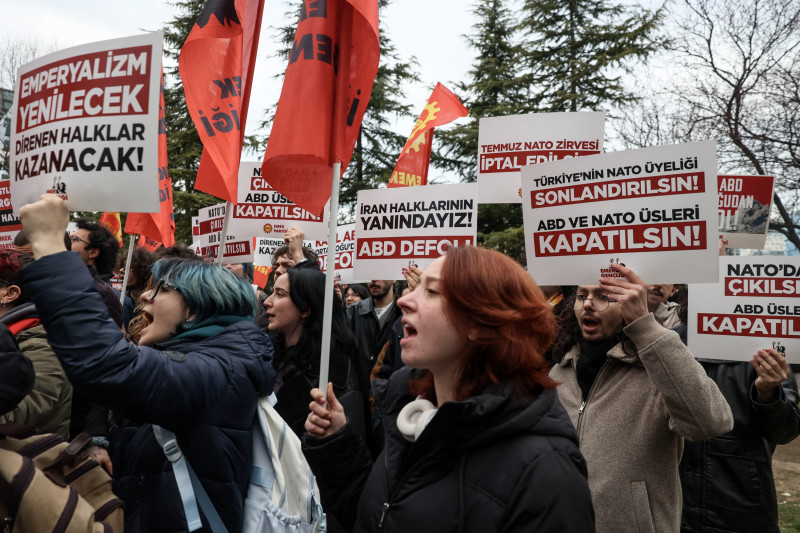 Manifestantes gritaron consignas contra Estados Unidos durante una manifestación en Ankara el 28 de febrero de 2026, tras los ataques de Estados Unidos e Israel contra Irán.