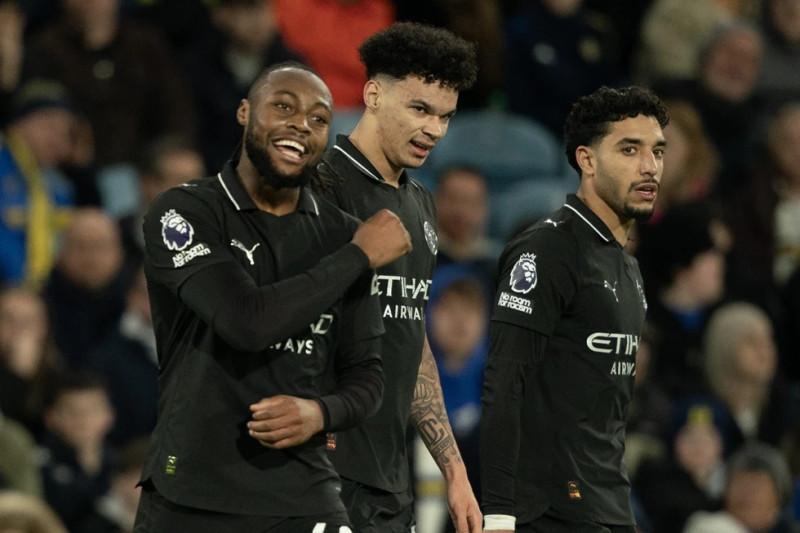 Antoine Semenyo, del Manchester City (izquierda), reacciona tras anotar durante el partido de la Premier League entre el Leeds United y el Manchester City en Leeds, Inglaterra.