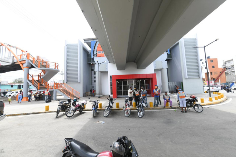 Para de motoristas frente a la estación del Metro de Santo Domingo en la línea 2C.