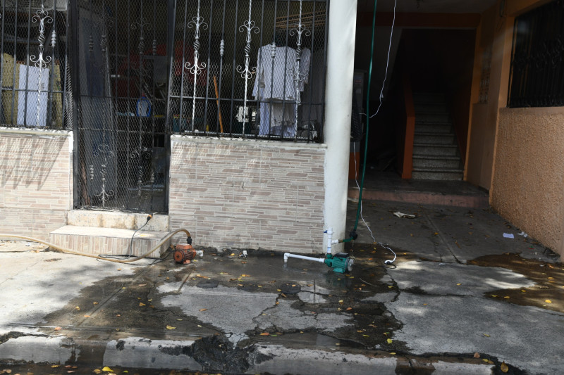 Bombas de agua en el sector de Los Mina.