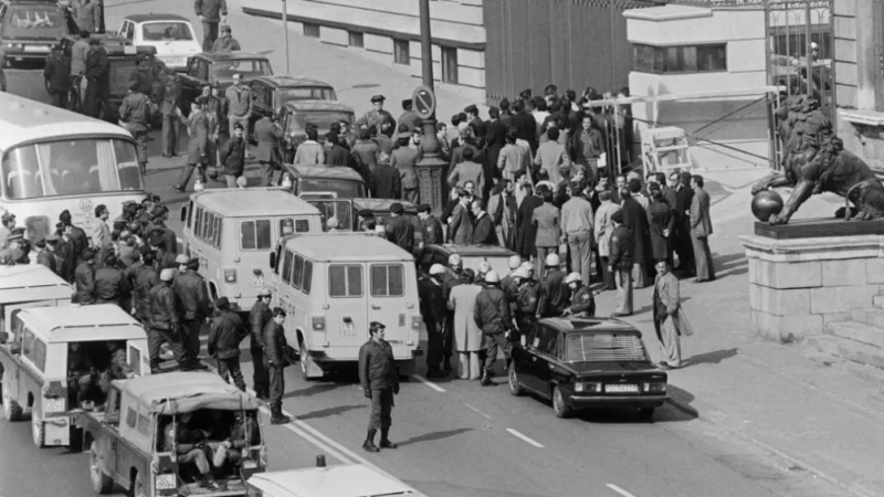 Periodistas, policías y guardias civiles esperan la liberación de los diputados frente al Parlamento en Madrid, el 24 de febrero de 1981, tras un intento de golpe de Estado liderado por el teniente coronel Antonio Tejero de Molina.