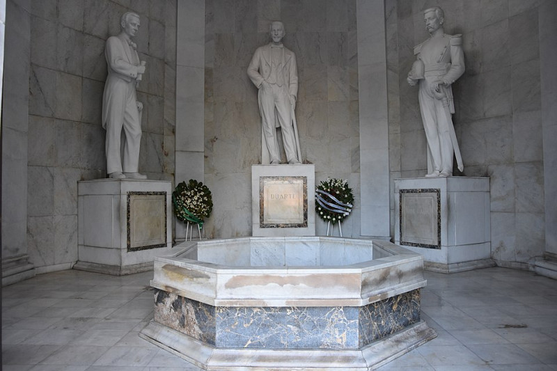 En el Mes de la Patria son frecuentes las ofrendas florales en honor a los forjadores de la nacionalidad dominicana, en el Altar de la Patria.