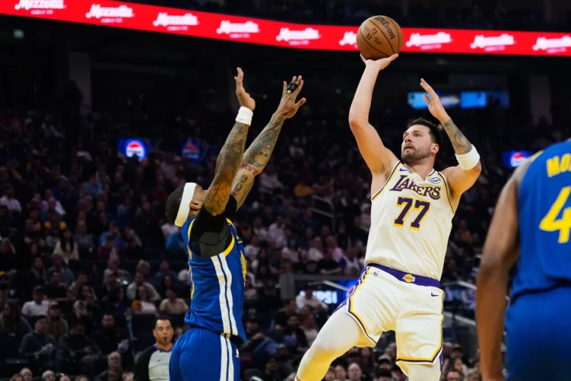 Doncic brilla en su cumpleaños y los Lakers arrollan a unos Warriors ...