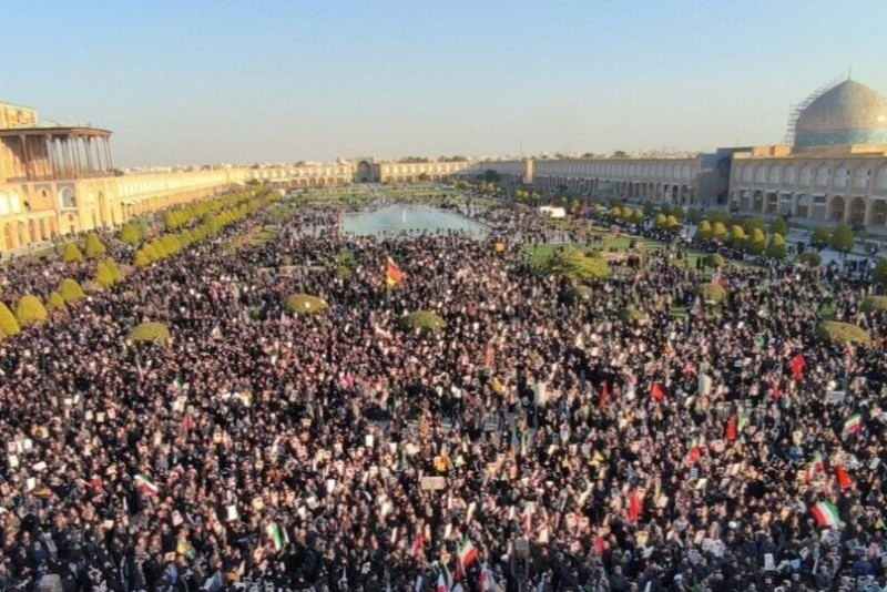 Manifestación por la muerte de Alí Jamenei.
REMITIDA / HANDOUT por IRNA
Fotografía remitida a medios de comunicación exclusivamente para ilustrar la noticia a la que hace referencia la imagen, y citando la procedencia de la imagen en la firma
01/3/2026