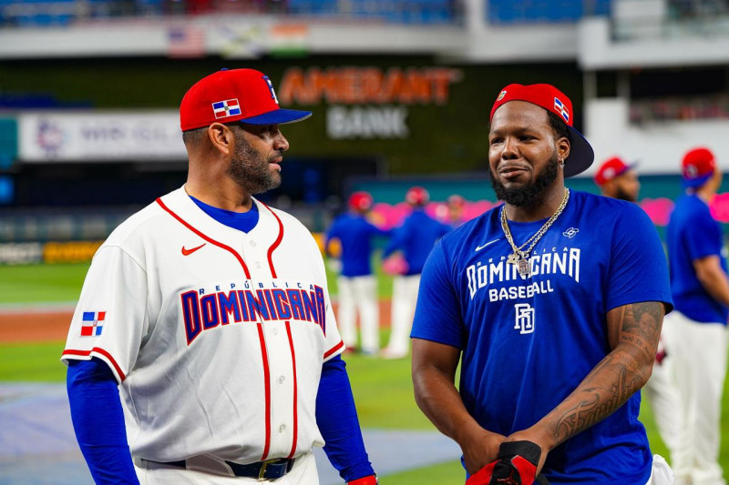Albert Pujols, manager del equipo, junto a Vladimir Guerrero Jr.