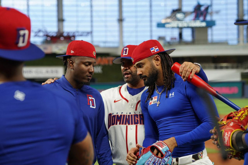 El mánager Albert Pujols conversa con Geraldo Perdomo y Fernando Tatis Jr.