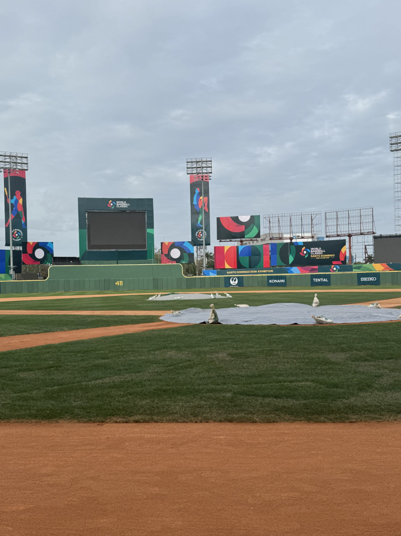 Arreglos en el terreno del Estadio Quisqueya Juan Marichal.