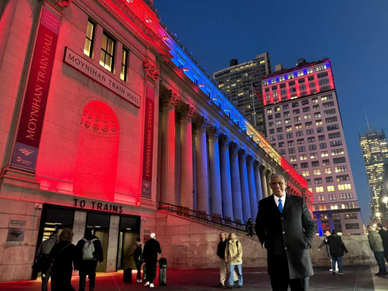 El cónsul Jesús Vásquez observa uno de los edificios de Nueva York iluminado con los colores de la bandera dominicana.