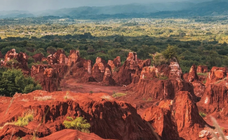 El nombre de tierras raras se refiere a la bauxita, una roca sedimentaria blanda o dura, que contiene óxidos e hidróxidos de aluminio hidratados.