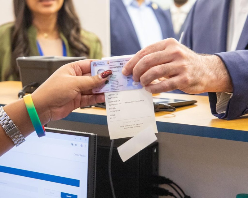 El presidente Luis Abinader recibió su nueva licencia de conducir el pasado 26 de febrero 2026.