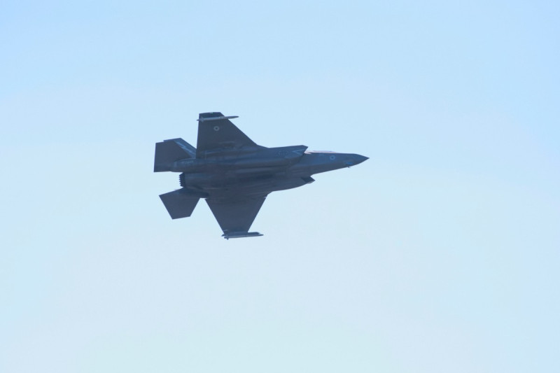 Un caza despega de la base RAF Akrotiri tras dos ataques de drones reportados cerca de Limassol el 2 de marzo de 2026.