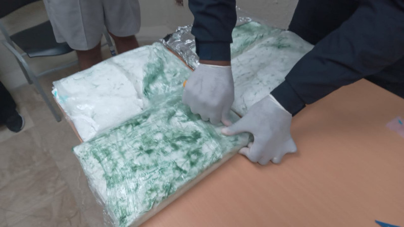 Revisión de la sustancia halla en la maleta del francés.